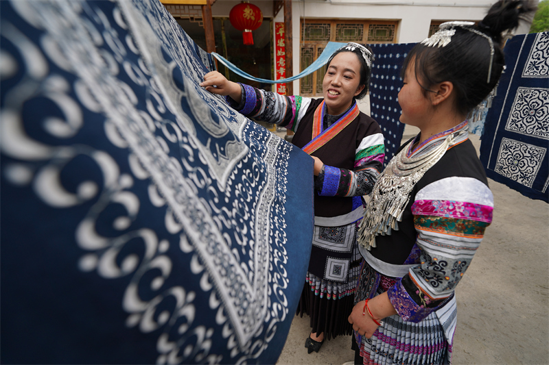 Guizhou : le patrimoine culturel immatériel du batik de Zhijin