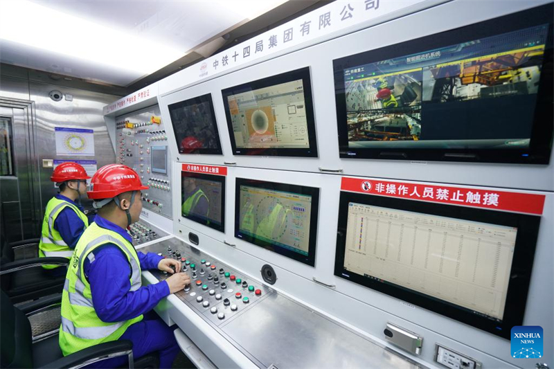 Jiangsu : la Chine déploie un tunnelier géant pour le projet de tunnel sous le fleuve Yangtsé