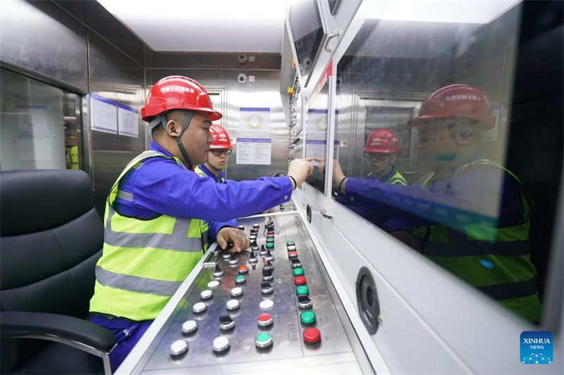 Jiangsu : la Chine déploie un tunnelier géant pour le projet de tunnel sous le fleuve Yangtsé