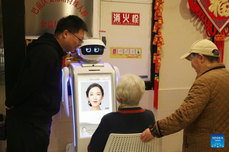 A Chongqing, un robot va au travail en offrant une compagnie chaleureuse aux personnes agées