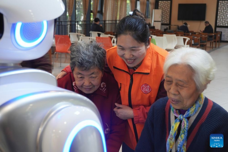 A Chongqing, un robot va au travail en offrant une compagnie chaleureuse aux personnes agées