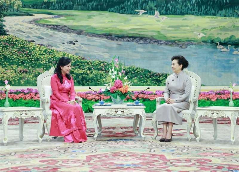 Peng Liyuan, épouse de Xi Jinping, discute autour d'un thé avec Ngo Phuong Ly, épouse de To Lam, au Grand Palais du Peuple à Beijing, capitale de la Chine, le 19 ao?t 2024. (Xinhua/Wang Ye)