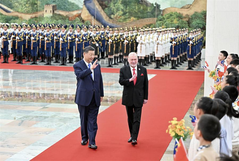 Le président chinois, Xi Jinping, organise une cérémonie de bienvenue pour le roi de Malaisie, le sultan Ibrahim Sultan Iskandar, qui est en visite d'Etat en Chine, au Grand Palais du Peuple, avant leur entretien à Beijing, capitale chinoise, le 20 septembre 2024. (Xinhua/Yin Bogu)
