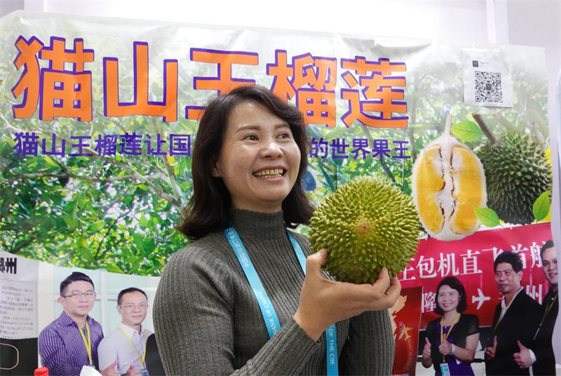 Une membre du personnel montre un durian de Malaisie dans la zone d'exposition des produits alimentaires et agricoles lors de la deuxième Exposition internationale d'Importation de la Chine à Shanghai, dans l'est de la Chine, le 9 novembre 2019. (Xinhua/Cai Yang)