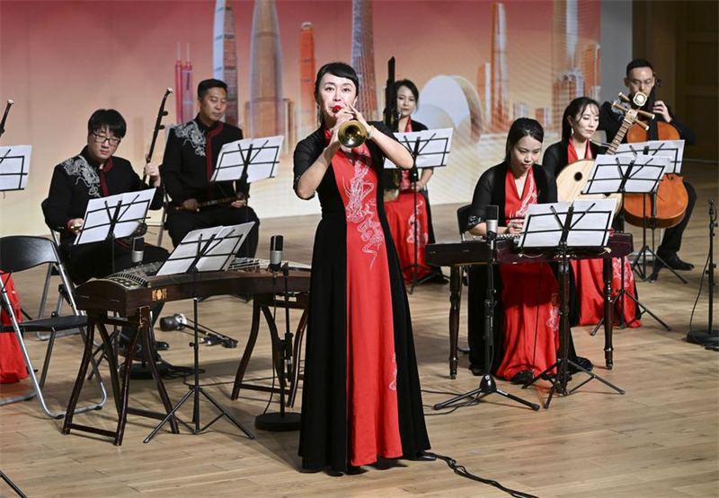 Des artistes se produisent lors du concert baptisé "Rythmes cantonais pour la Route de la soie" au Campus malaisien de l'Université de Xiamen à Selangor, en Malaisie, le 24 novembre 2023. (Xinhua/Cheng Yiheng)