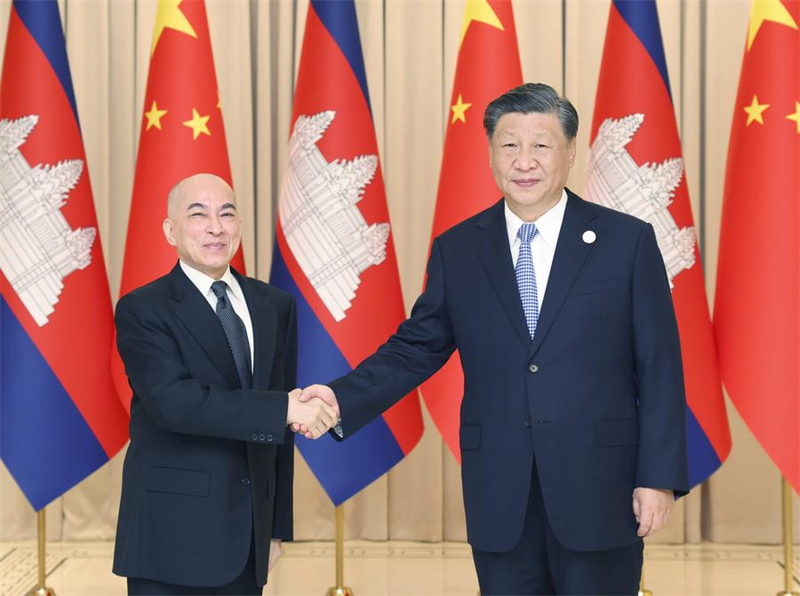 Le président chinois Xi Jinping rencontre le roi du Cambodge, Norodom Sihamoni, à Hangzhou, capitale de la province chinoise du Zhejiang (est), le 23 septembre 2023. (Xinhua/Yao Dawei)