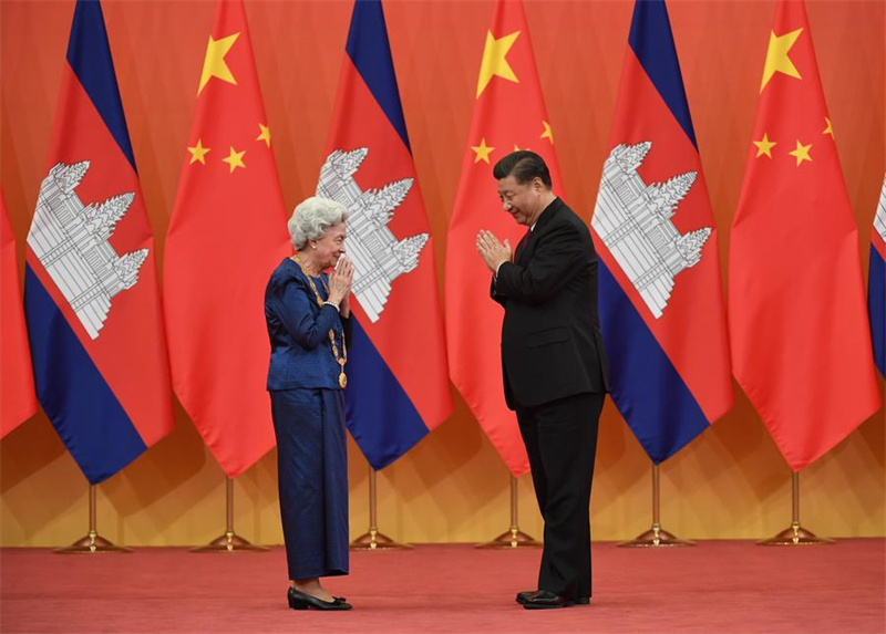 Le président chinois Xi Jinping (à droite) organise une cérémonie de remise de la Médaille de l'amitié de la République populaire de Chine à la reine mère cambodgienne Norodom Monineath Sihanouk au Grand Palais du Peuple à Beijing, la capitale de la Chine, le 6 novembre 2020. (Xinhua/Zhang Ling)