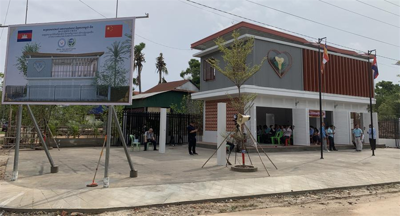 Photo prise le 12 mai 2024 montrant le batiment polyvalent de l'amitié Cambodge-Chine dans le village de Tanorn, dans le district de Bati de la province de Takeo, au Cambodge. (Xinhua/Van Pov)