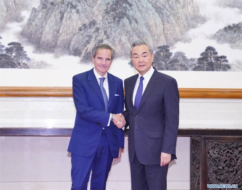 Le ministre chinois des Affaires étrangères rencontre le directeur général de l'AIEA