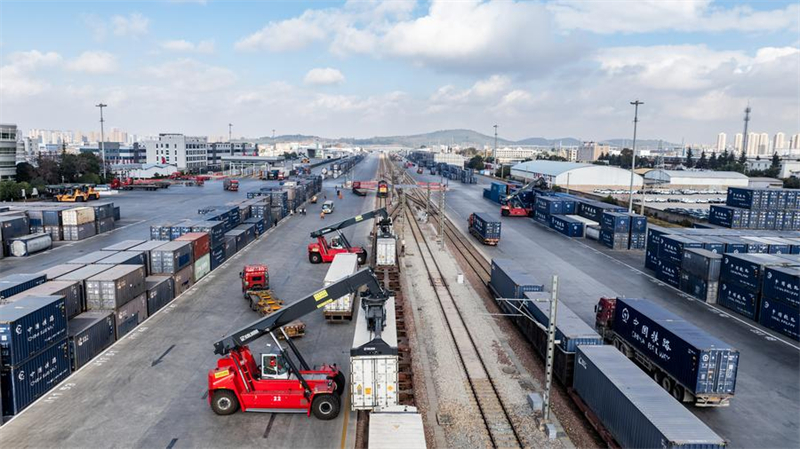 Un train de marchandises international du chemin de fer Chine-Laos photographié dans la gare de Wangjiaying ouest à Kunming, dans la province du Yunnan (sud-ouest de la Chine), le 2 janvier 2025. (Photo : Hu Chao)