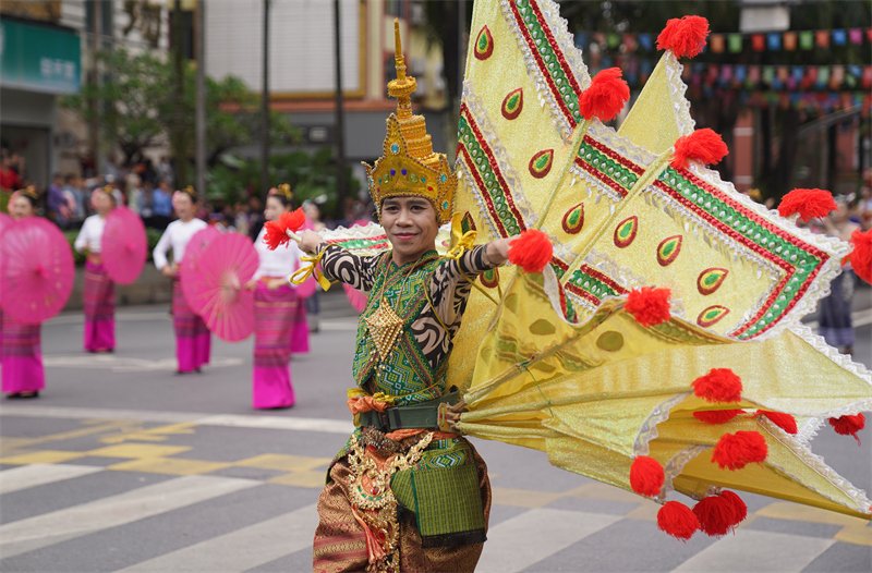 Yunnan : les célébrations du Festival de l'aspersion d'eau de l'ethnie Dai à Jinghong