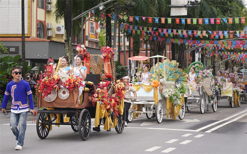 Yunnan : les célébrations du Festival de l'aspersion d'eau de l'ethnie Dai à Jinghong