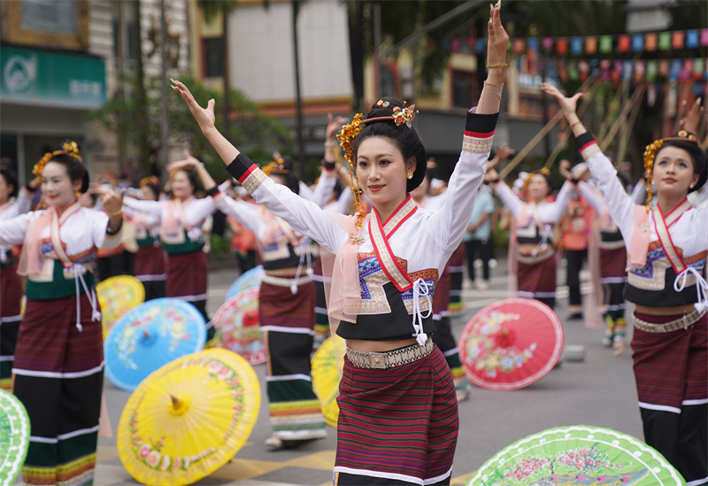 Yunnan : les célébrations du Festival de l'aspersion d'eau de l'ethnie Dai à Jinghong