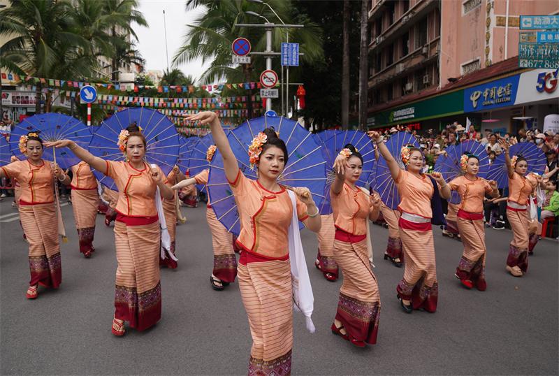 Yunnan : les célébrations du Festival de l'aspersion d'eau de l'ethnie Dai à Jinghong
