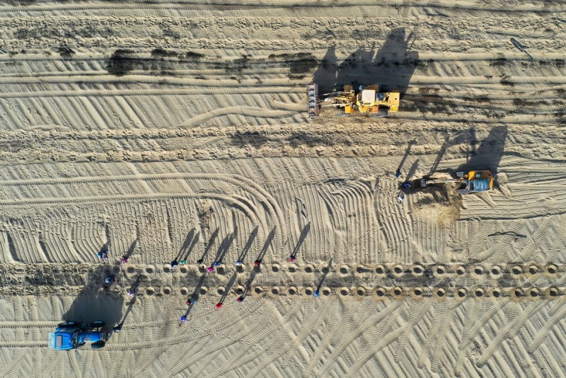 Xinjiang : le désert du Taklamakan complètement entouré d'une ceinture verte grace aux efforts de contr?le du sable