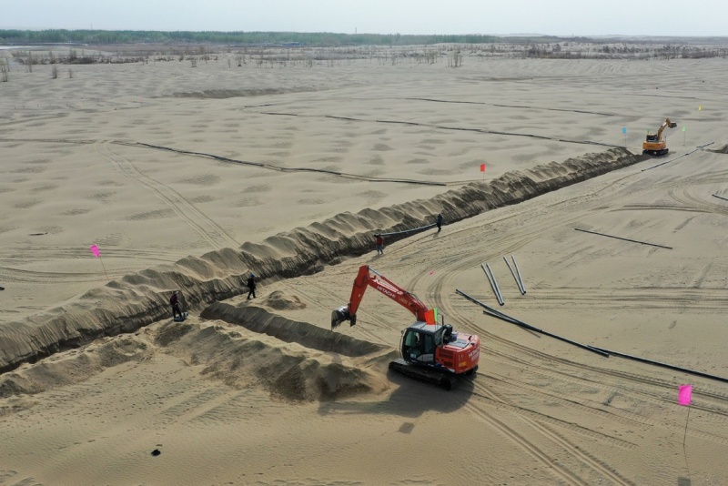 Xinjiang : le désert du Taklamakan complètement entouré d'une ceinture verte grace aux efforts de contr?le du sable