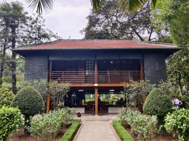 Des touristes visitent la maison sur pilotis de l'ancienne résidence de H? Chi Minh à Hano?, capitale du Vietnam, le 12 avril 2025. (Wang Yulin / Le Quotidien du Peuple)