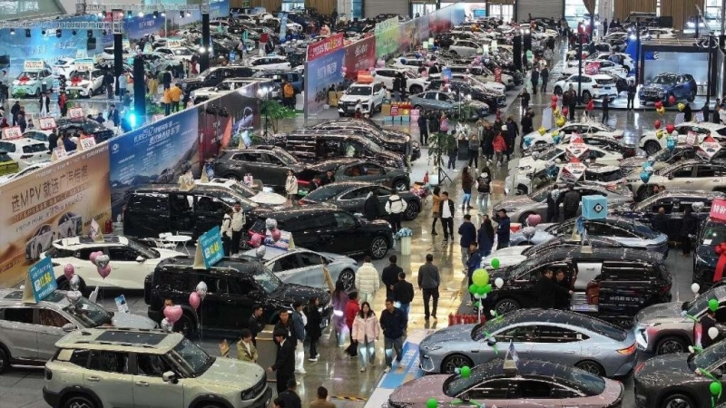 Des véhicules sont exposés lors d'une exposition automobile à Yibin, dans la province du Sichuan (sud-ouest de la Chine), le 23 mars 2025. (Lan Feng / Pic.people.com.cn)