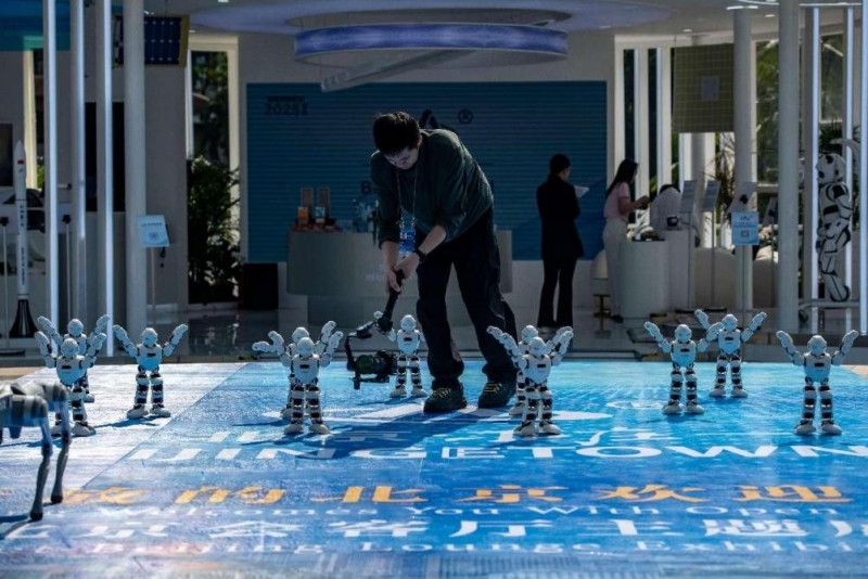 Des robots se produisent lors de la conférence annuelle 2025 du Forum de Bo'ao pour l'Asie, dans la province de Hainan (sud de la Chine), le 25 mars. (Meng Zhongde / Pic.people.com.cn)