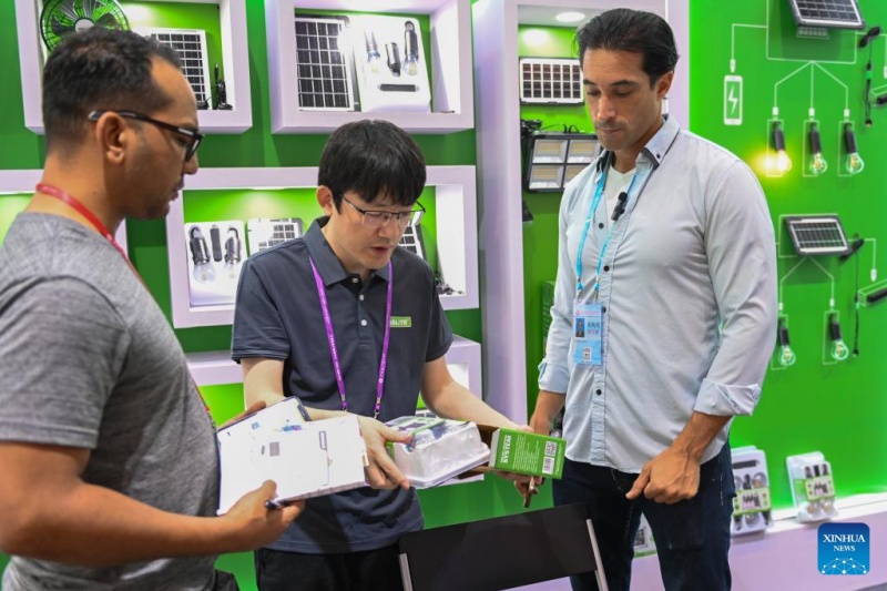 Des acheteurs étrangers se renseignent sur les produits dans la zone d'exposition des nouvelles ressources énergétiques lors de la 137e édition de la Foire de l'import-export de Chine (China Import and Export Fair) à Guangzhou, capitale de la province du Guangdong (sud de la Chine), le 16 avril 2025. (Photo / Xinhua)