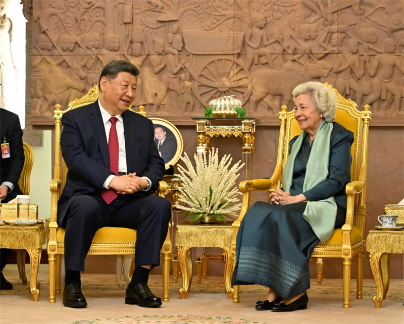 Xi salue la reine mère Monineath en tant que promotrice de l'amitié Chine-Cambodge