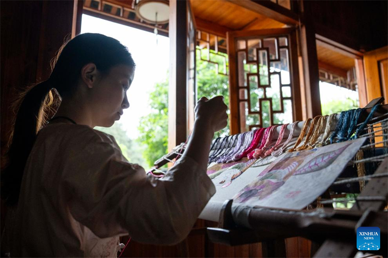 Hunan : une jeune brodeuse injecte une nouvelle vitalité dans l'artisanat traditionnel