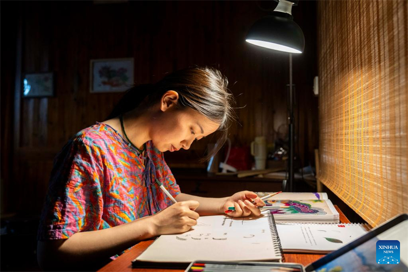 Hunan : une jeune brodeuse injecte une nouvelle vitalité dans l'artisanat traditionnel