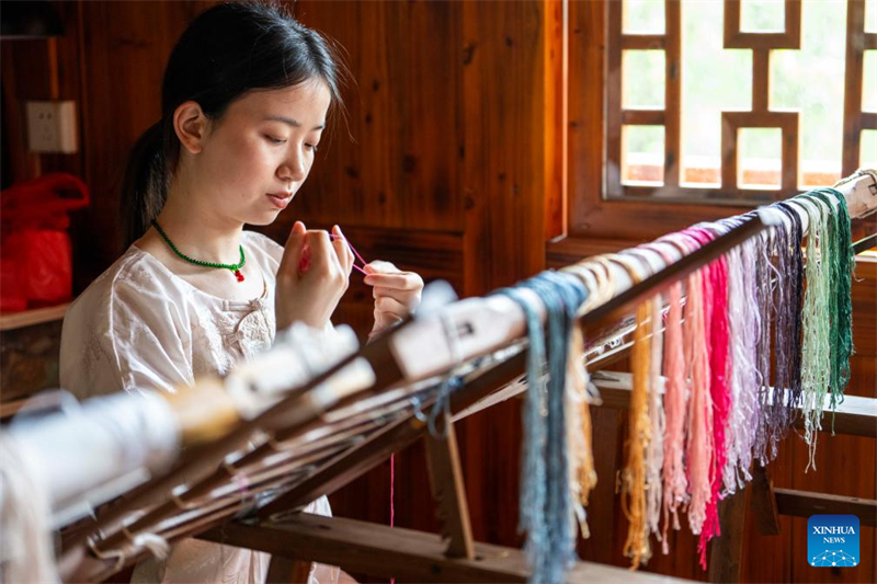 Xiao Yao travaille dans son atelier du village de Lizigang, dans le comté de Taoyuan de la province du Hunan (centre de la Chine), le 16 avril 2025. (Photo / Xinhua)