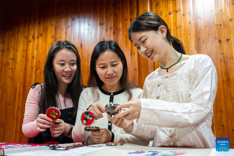 Hunan : une jeune brodeuse injecte une nouvelle vitalité dans l'artisanat traditionnel