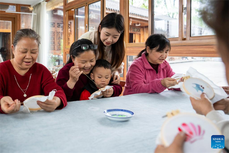 Hunan : une jeune brodeuse injecte une nouvelle vitalité dans l'artisanat traditionnel