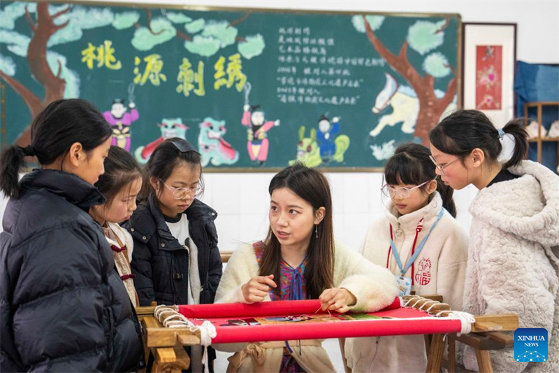 Hunan : une jeune brodeuse injecte une nouvelle vitalité dans l'artisanat traditionnel