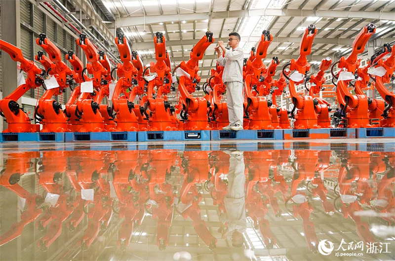 Zhejiang : les ouvriers de Wenling mettent les bouchées doubles pour produire des robots pour le marché