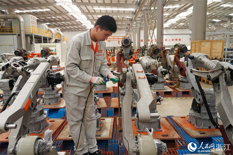 Zhejiang : les ouvriers de Wenling mettent les bouchées doubles pour produire des robots pour le marché