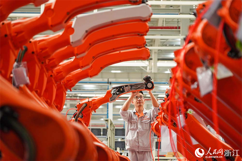 Zhejiang : les ouvriers de Wenling mettent les bouchées doubles pour produire des robots pour le marché