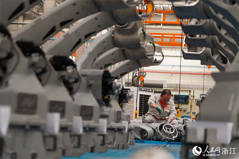 Zhejiang : les ouvriers de Wenling mettent les bouchées doubles pour produire des robots pour le marché