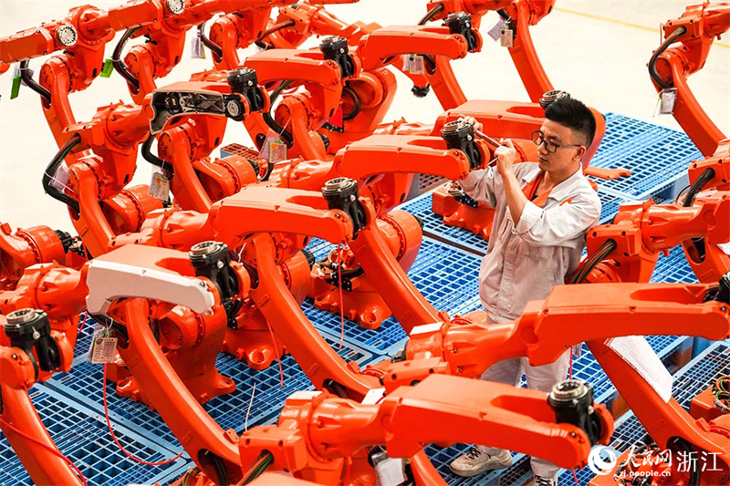 Zhejiang : les ouvriers de Wenling mettent les bouchées doubles pour produire des robots pour le marché