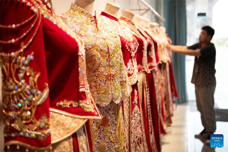 Un membre du personnel range des robes de mariée dans une boutique de robes de mariée du canton de Dingji, dans le district de Yu'an de la ville de Lu'an, dans la province de l'Anhui (est de la Chine), le 15 avril 2025. (Photo / Xinhua)