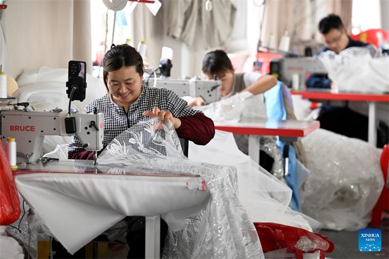Anhui : un aper?u de l'industrie des robes de mariée à Dingji