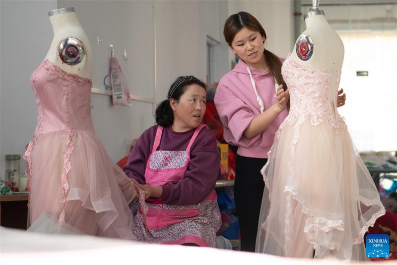 Anhui : un aper?u de l'industrie des robes de mariée à Dingji