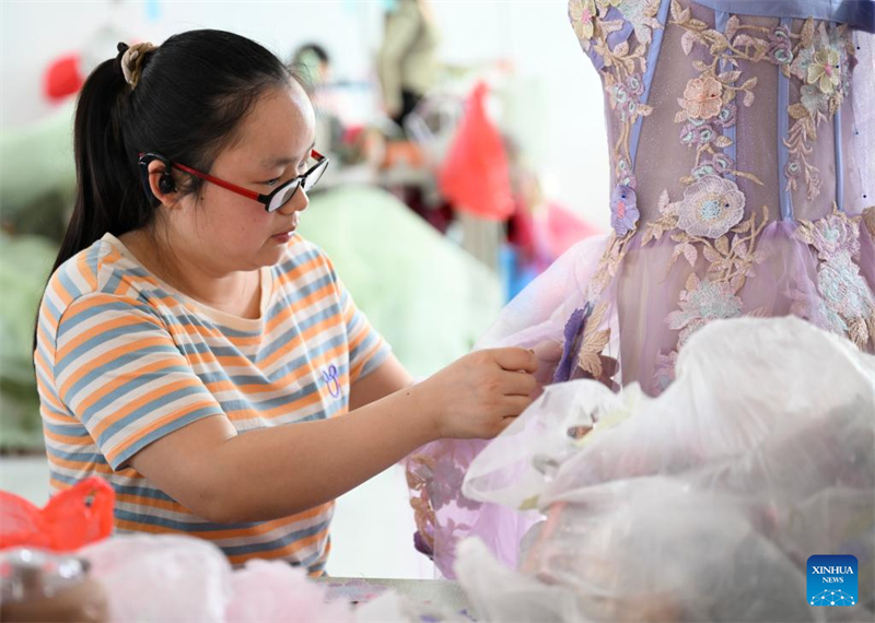Anhui : un aper?u de l'industrie des robes de mariée à Dingji
