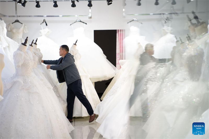 Anhui : un aper?u de l'industrie des robes de mariée à Dingji