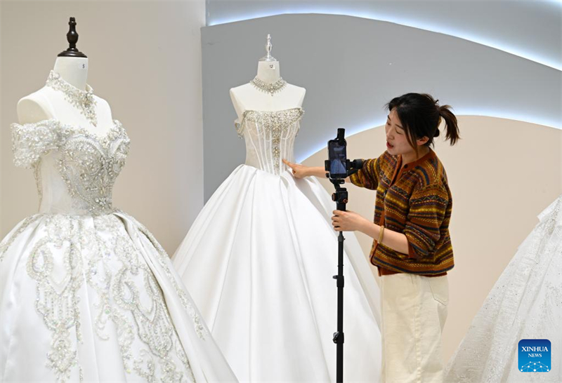 Anhui : un aper?u de l'industrie des robes de mariée à Dingji