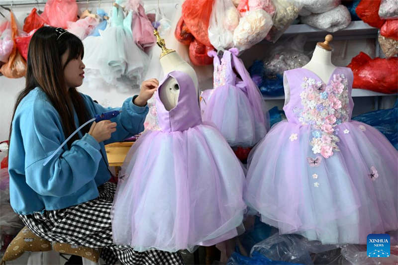 Anhui : un aper?u de l'industrie des robes de mariée à Dingji
