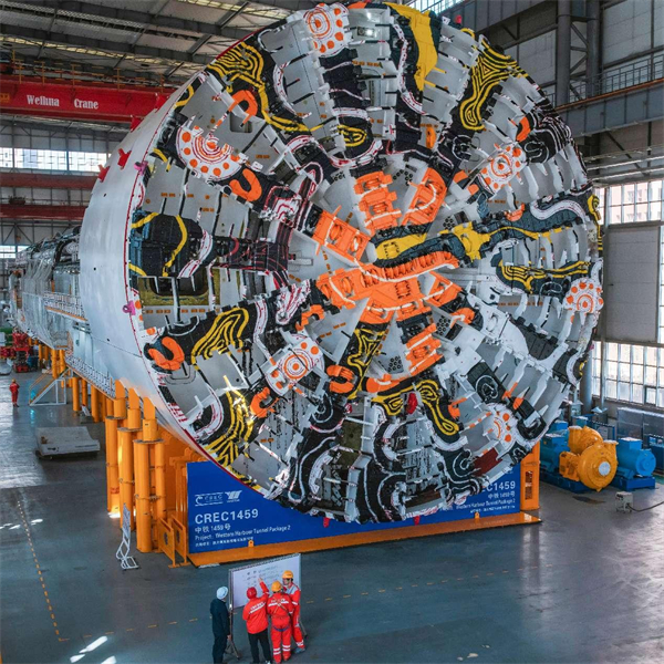 Dans l'atelier de China Railway Engineering Equipment Group Co., Ltd. à Zhengzhou, capitale de la province du Henan (centre de la Chine), les techniciens déboguent un tunnelier à bouclier de grand diamètre pour l'exportation vers l'Australie. (Qiu Xinsheng / Pic.people.com.cn)