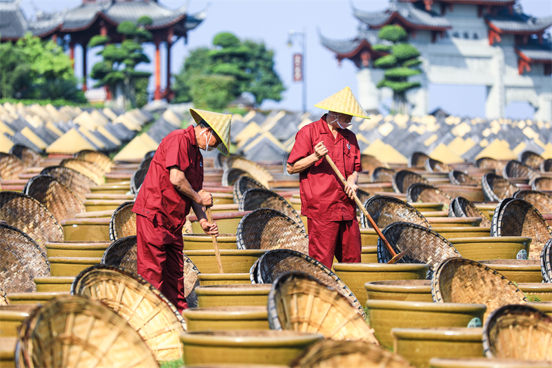 Sichuan : à la découverte de la fabrication de la sauce soja à l'ancienne à Hejiang