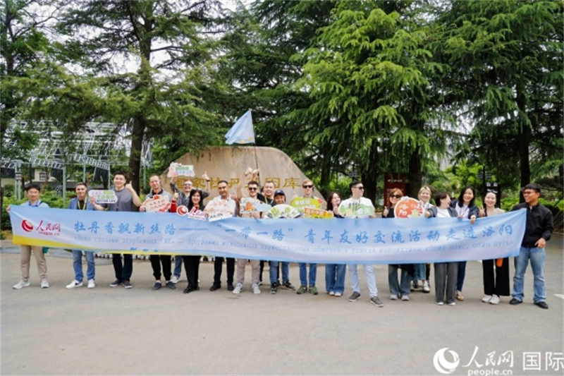 Henan : les journalistes de l'activité d'échanges amicaux ? La Ceinture et la Route ? pour les jeunes se promènent dans Luoyang