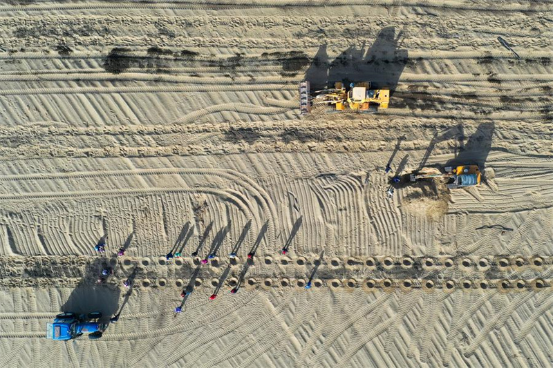 Xinjiang : les efforts de contr?le du sable et de boisement dans le Taklamakan, le plus grand désert de la Chine