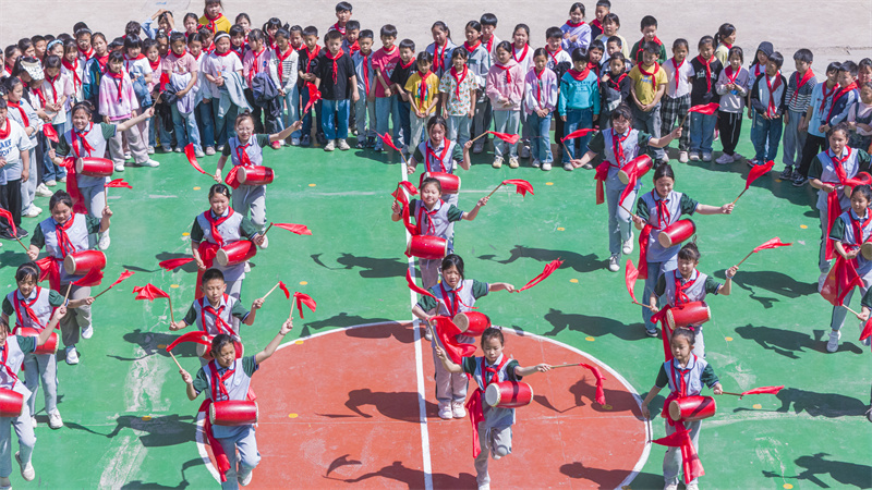 Jiangsu : une joyeuse danse de tambour de taille dans une école primaire de Suqian