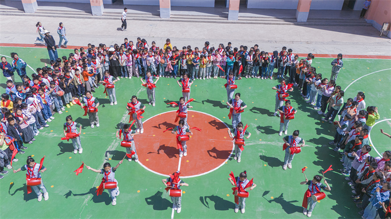 Jiangsu : une joyeuse danse de tambour de taille dans une école primaire de Suqian