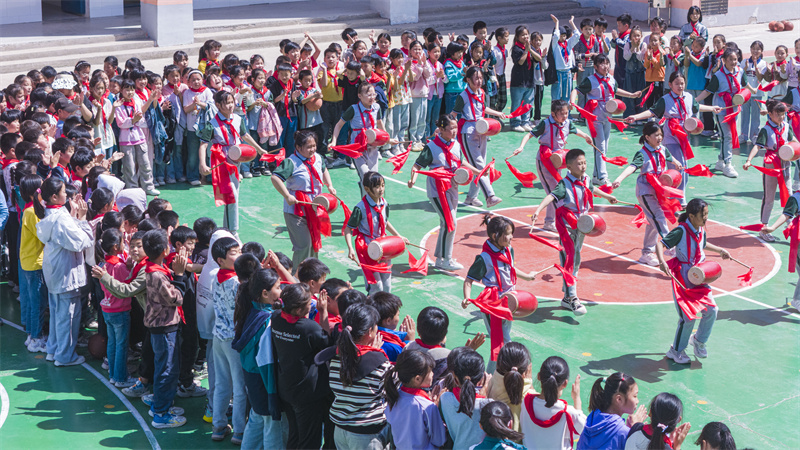 Jiangsu : une joyeuse danse de tambour de taille dans une école primaire de Suqian